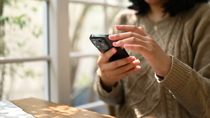 femme utilisant son smartphone